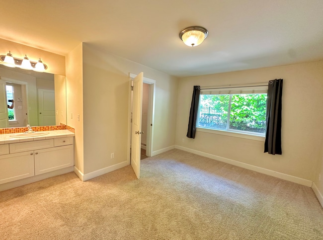 Building Photo - Spacious 3bed/3.5bath Townhome in West Sea...