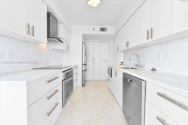 Building Photo - 3500 Mystic Pointe Dr