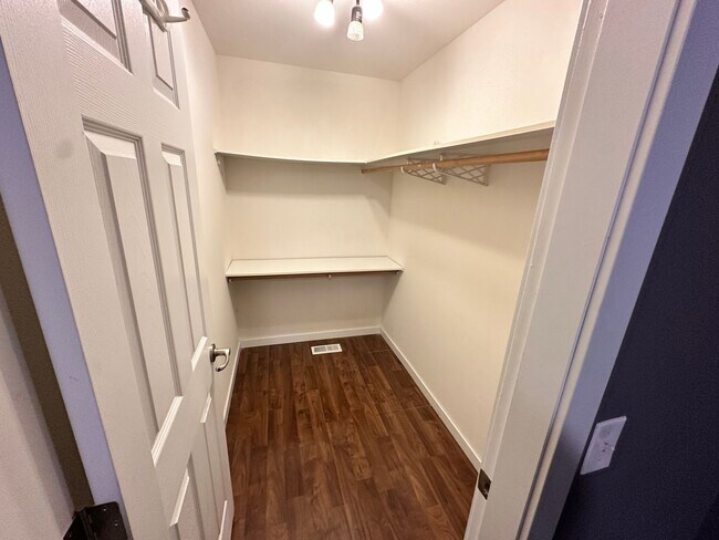 Building Photo - Cute 3 bed 2 bath House Available Now!