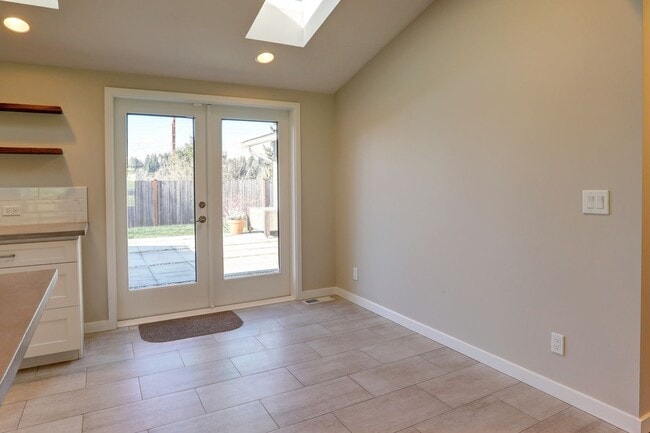 Building Photo - Beautifully Remodeled 4bd, 1.75ba Rambler Available in the Heart of Bellevue.