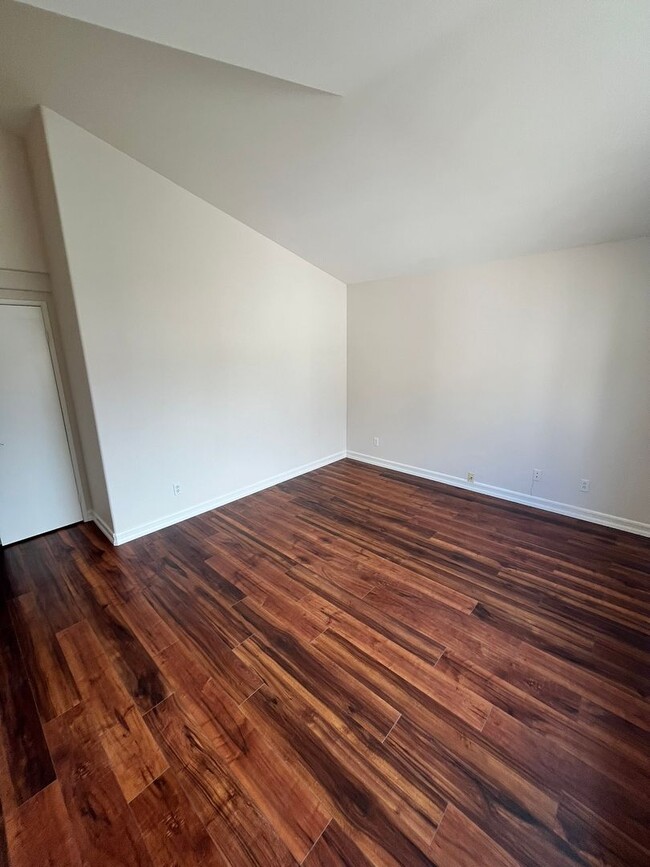 Building Photo - Spacious 3-Bedroom, 2.5-Bathroom Home