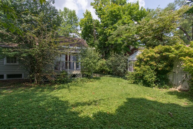 Building Photo - 321 S Eastside Dr