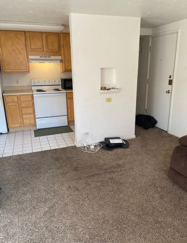 Building Photo - Available April 1 - 1 Bed/1 Bath Lindsley ...