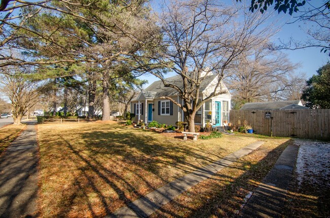 Building Photo - Precious 3-bedroom single-family Cape Cod