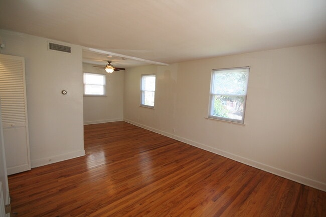 Building Photo - End Unit Townhouse with Hardwoods / W&D / ...
