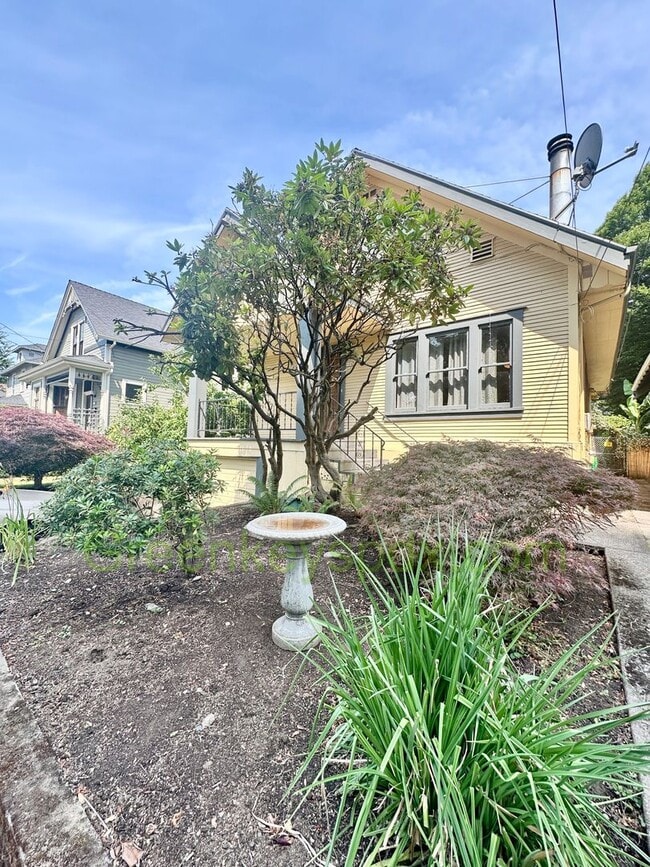 Building Photo - 3-Bedroom, 2-Bathroom House with Attached ...