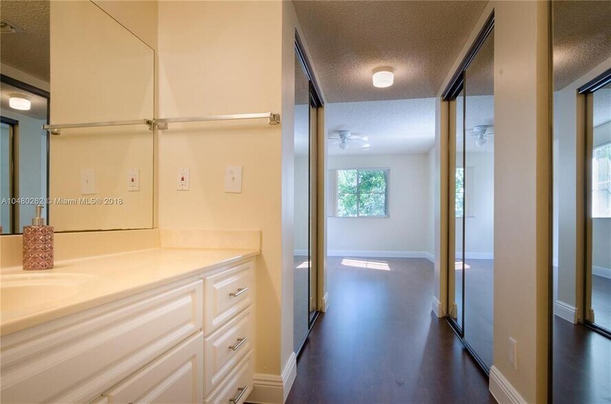 Building Photo - 9855 Westview Dr