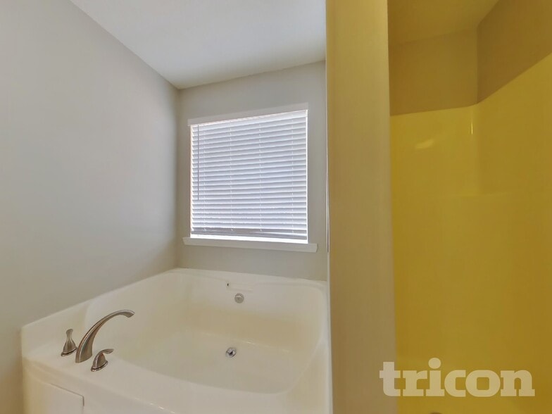 Building Photo - 214 Amber Trce