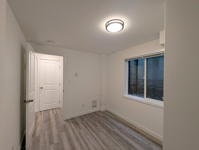Building Photo - 1bd/1ba Brier Condo
