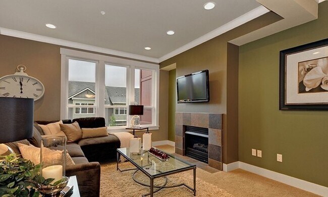 Building Photo - Spacious 4 bed Townhome in Central locatio...