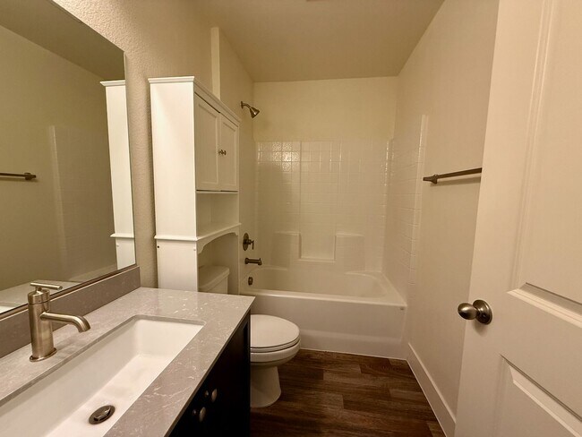 Building Photo - 3 BED 2.5 BATH 2 CAR GARAGE TOWNHOUSE w/ PRIVATE BACKYARD in GATED COMMUNITY.