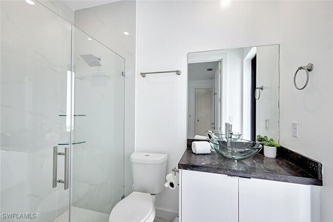 Building Photo - 502 SW 25th Pl