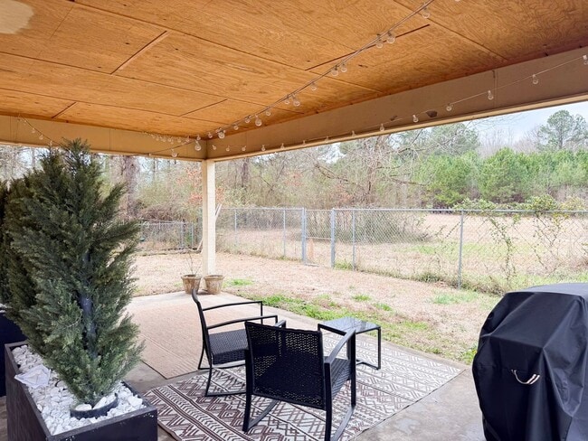 Building Photo - Make this move-in ready 3-bedroom, 2-bath home your own!