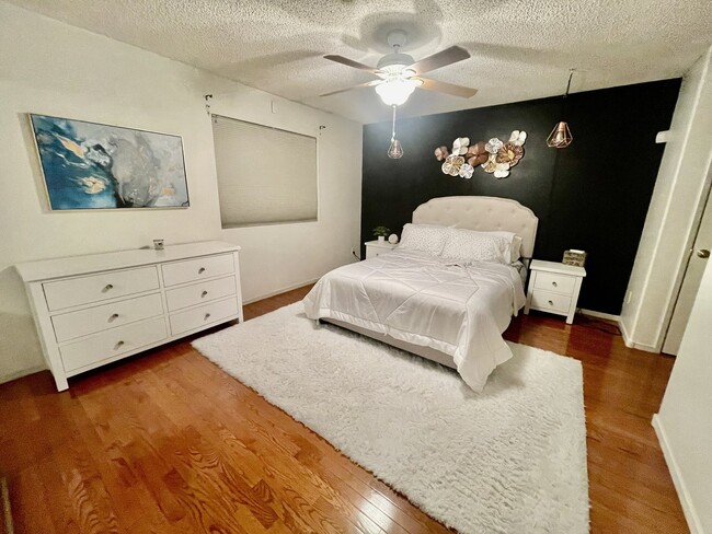 Building Photo - Beautiful Fully Furnished 2 bedroom 2 bath...