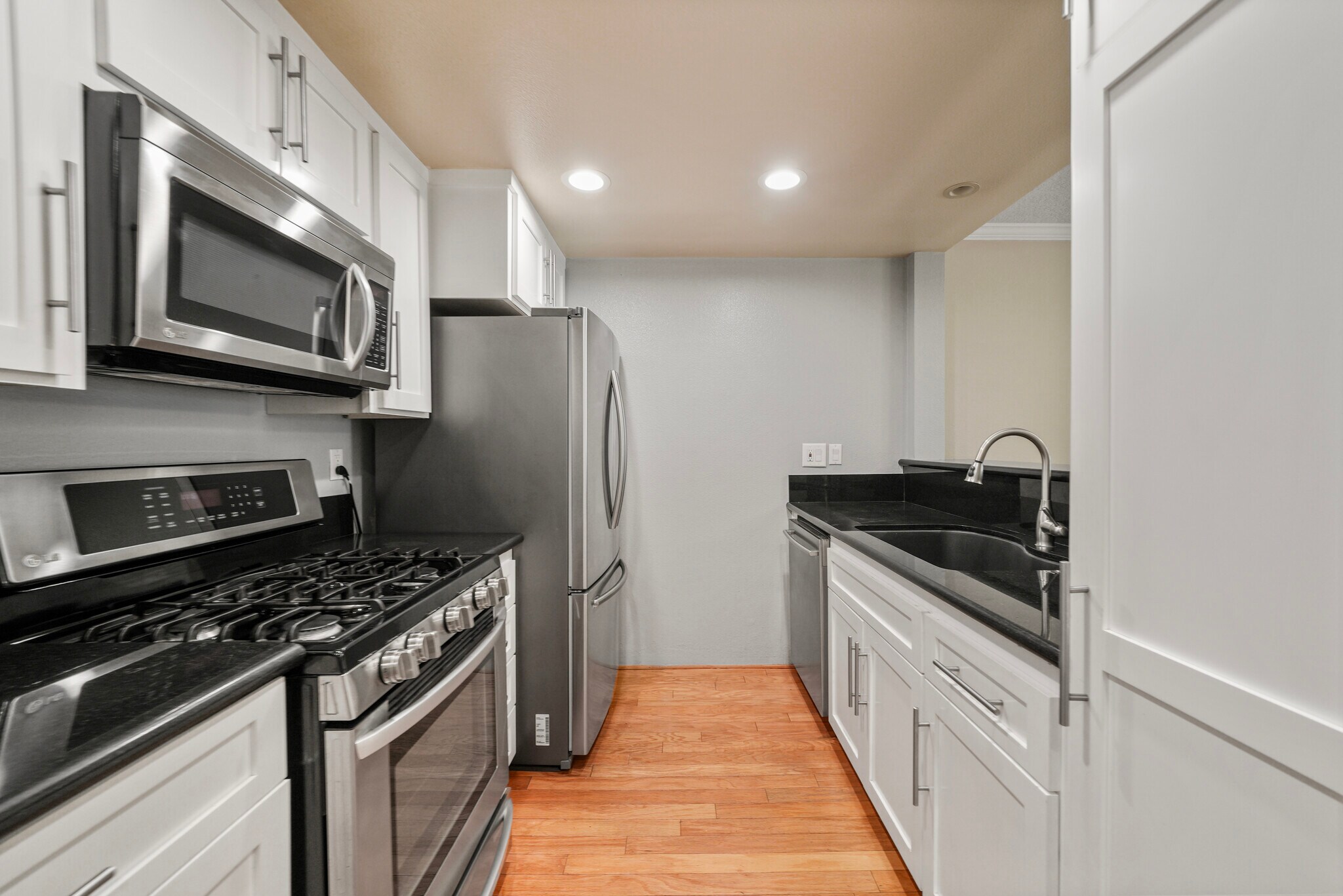 Building Photo - 15231 Magnolia Blvd