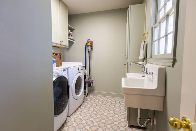 Building Photo - 3719 S Woodland Dr