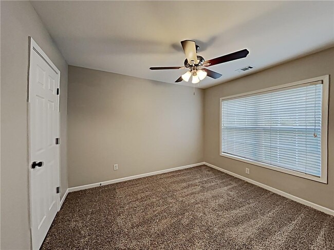 Building Photo - 2184 Longmont Dr
