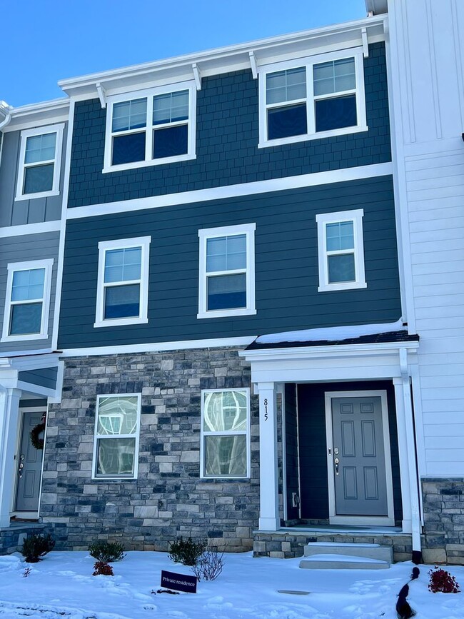 Building Photo - 815 Basswood Gln Trl