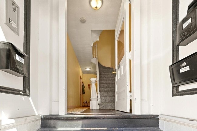 Building Photo - 166 Brooks St