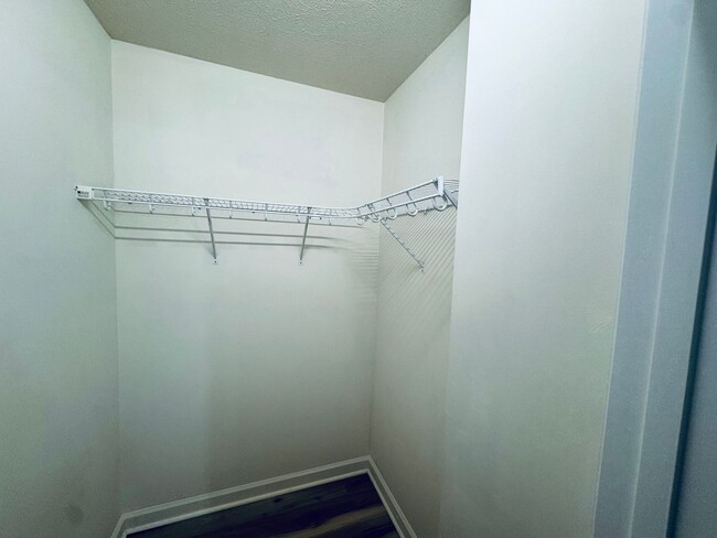 Building Photo - Beautiful Town House, Conveniently located.