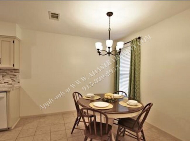 Building Photo - Adorable 3 Bed 2.5 Bath Duplex in Olathe-Available in JULY!!