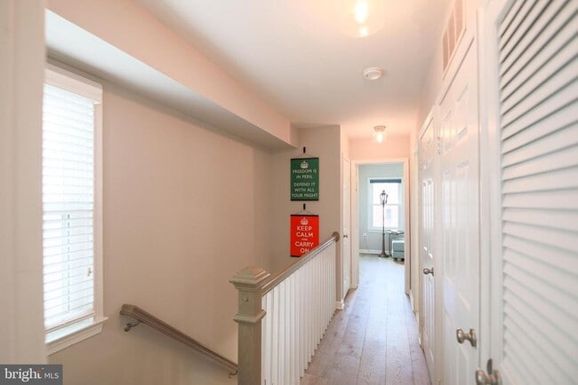 Building Photo - 332 S Alfred St