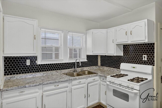 Building Photo - $1,420 - West Side 3 bedroom