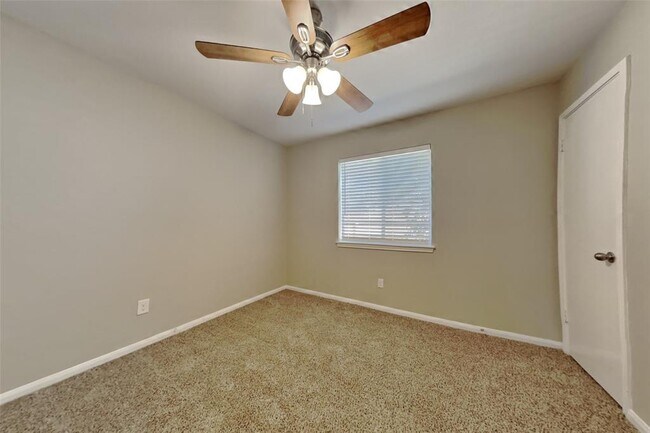 Building Photo - 2403 Pine Cone Dr