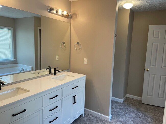 Building Photo - Spacious 4-Bedroom Home in a Quiet Union C...