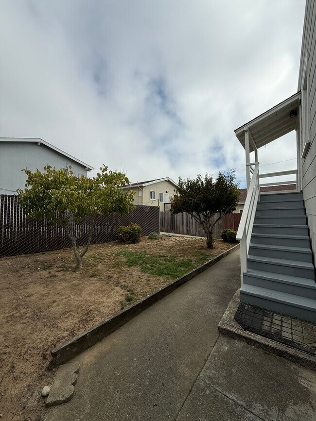 Building Photo - 622 Tamarack Ln
