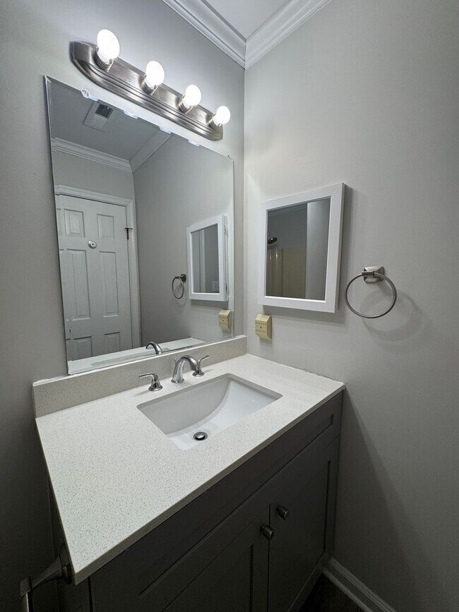 Building Photo - Charming, end-unit brick townhome! *ASK ABOUT OF ZERO DEPOSIT*