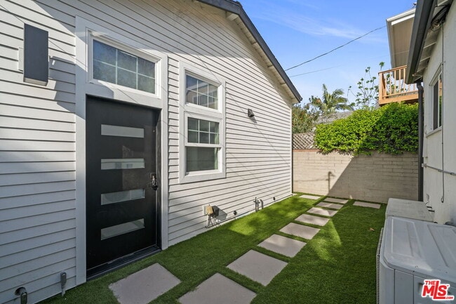 Building Photo - 841 Oxford Ave