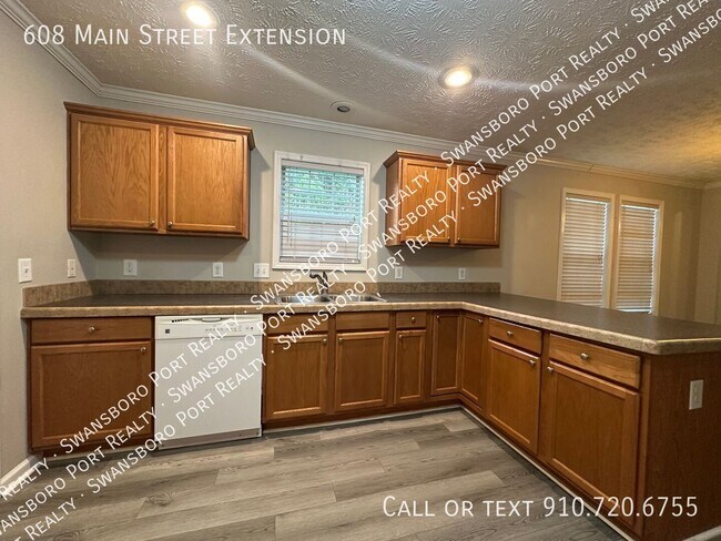 Building Photo - 608 Main St Ext