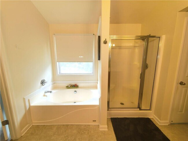 Building Photo - 3362 Briaroak Dr