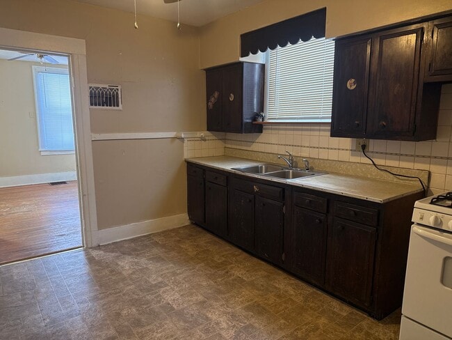 Building Photo - 209 N English Ave