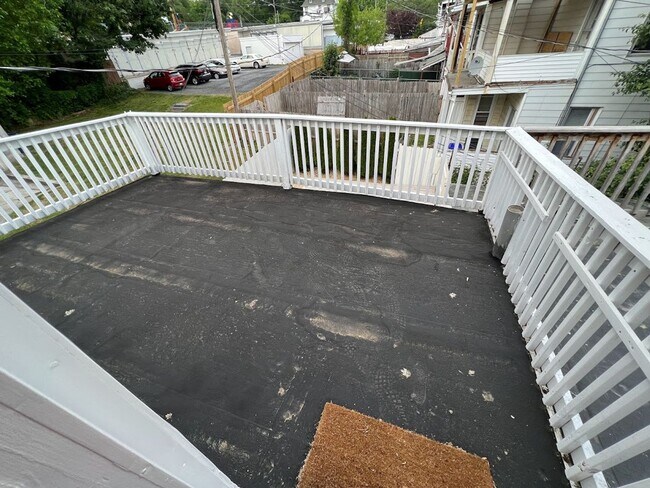 Building Photo - Spacious 4/5 Bedroom Home