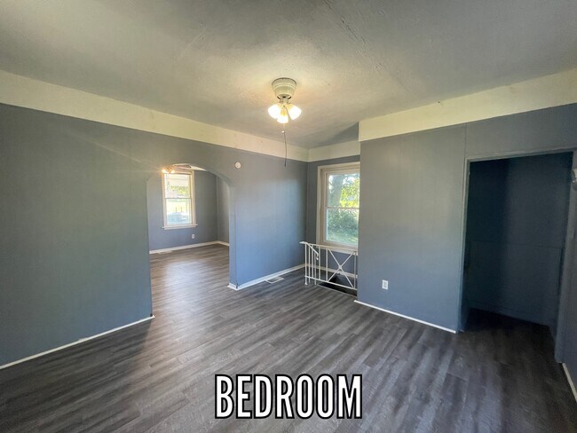 Building Photo - 609 Sager St