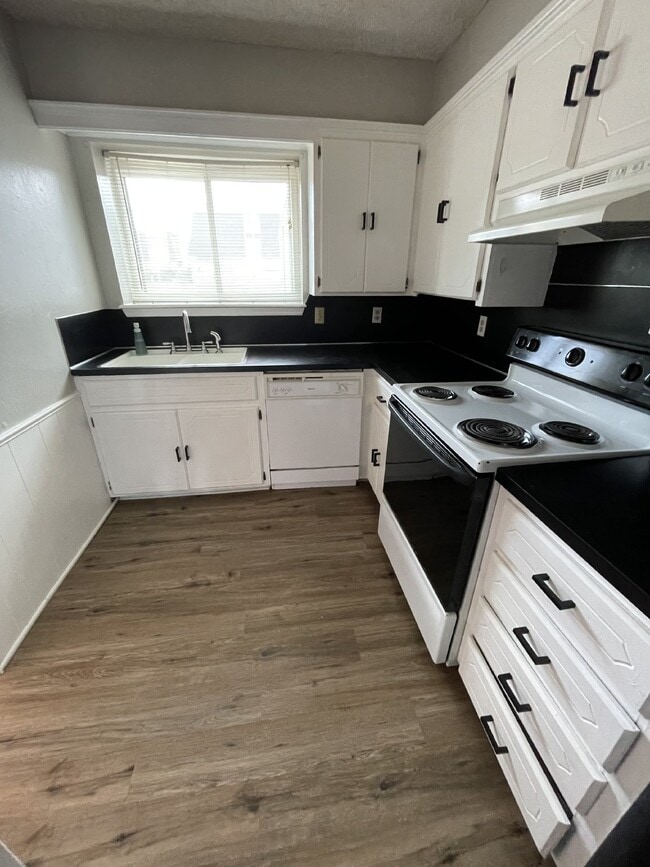 Building Photo - 3-Bed, 2.5 Bath Condo