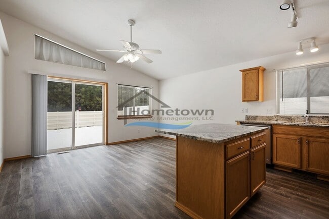 Building Photo - Lovely 3 Bedroom 2 Bath Home w/ 2 Car Gara...