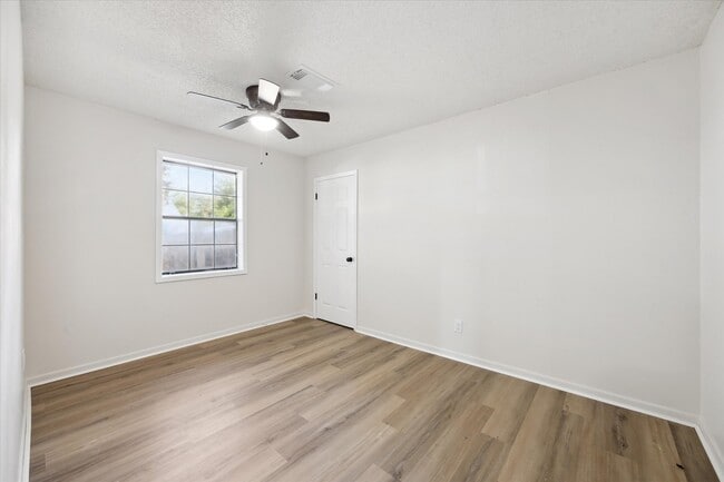 Building Photo - 1201 E Alamo St