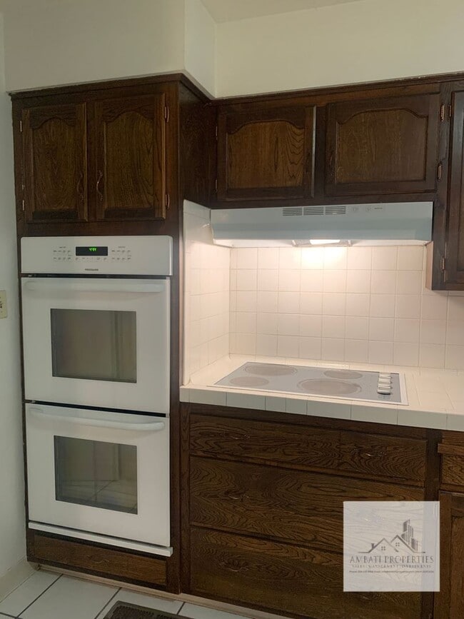 Building Photo - Must See! Lovely 3 Bedroom 2 Bath Home with Pool