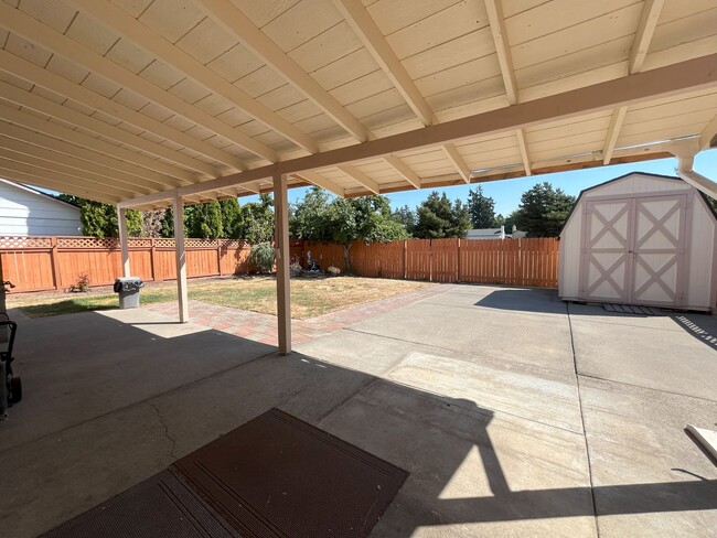 Building Photo - Spacious 4-Bedroom, 2.5-Bathroom Home with...