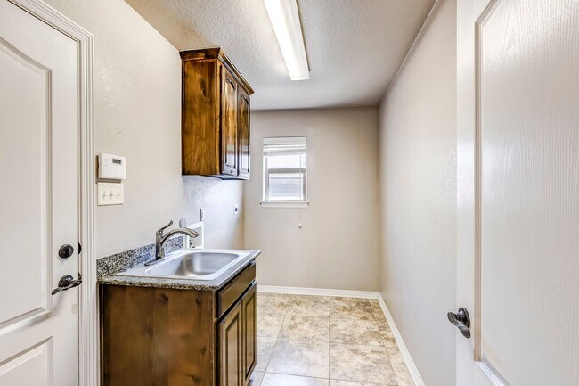 Building Photo - 7026 Chimney Hill Dr