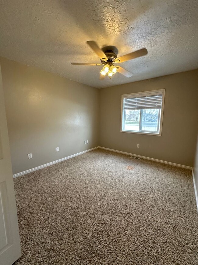 Building Photo - Cute 2 bed 1.5 bath townhome in the Meadows - Month-to-Month Lease!