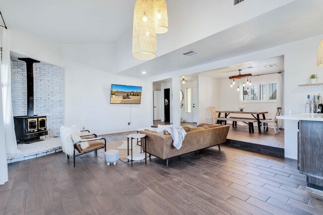 Building Photo - Must See 4 bedroom 2 bath Home