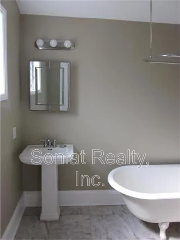 Building Photo - 2501 Burgundy St