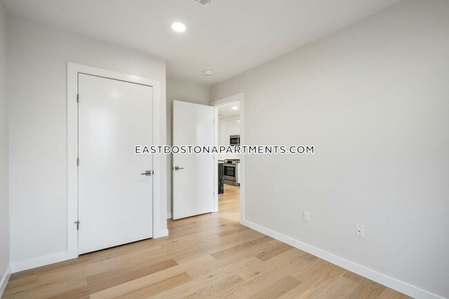 Building Photo - 194 Sumner St