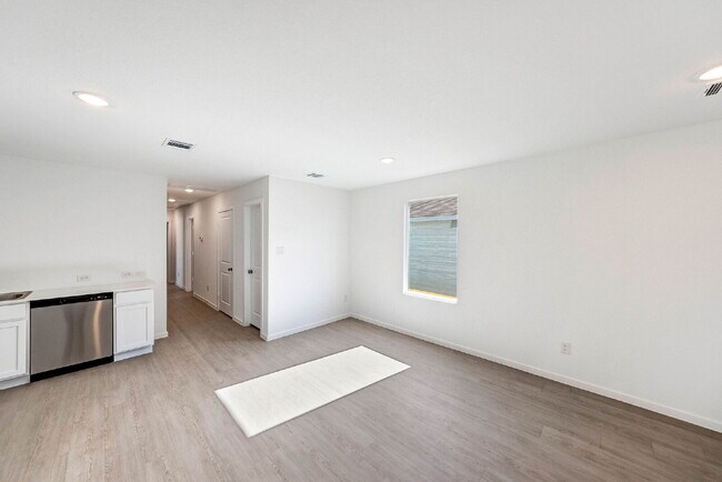 Building Photo - 1 MONTH FREE RENT WITH 18 - 24 MONTH LEASE!!! AVAILABLE THROUGH MAY ONLY! INTERNET INCLUDED!