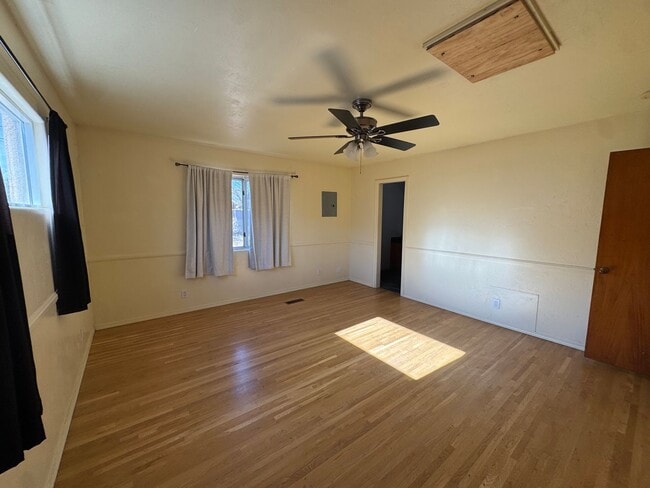 Building Photo - University Home, Great Layout!