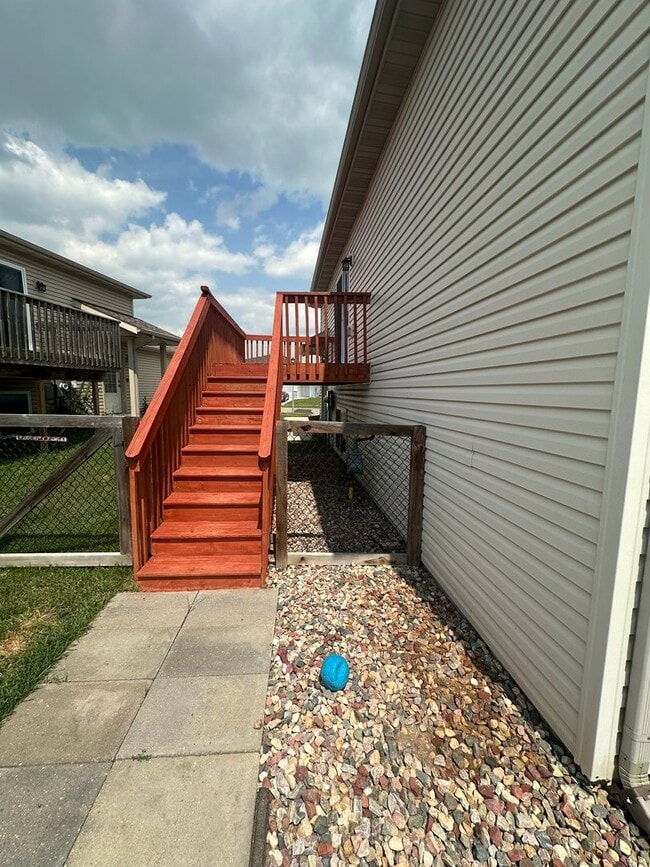 Building Photo - 4 Bedroom Townhome